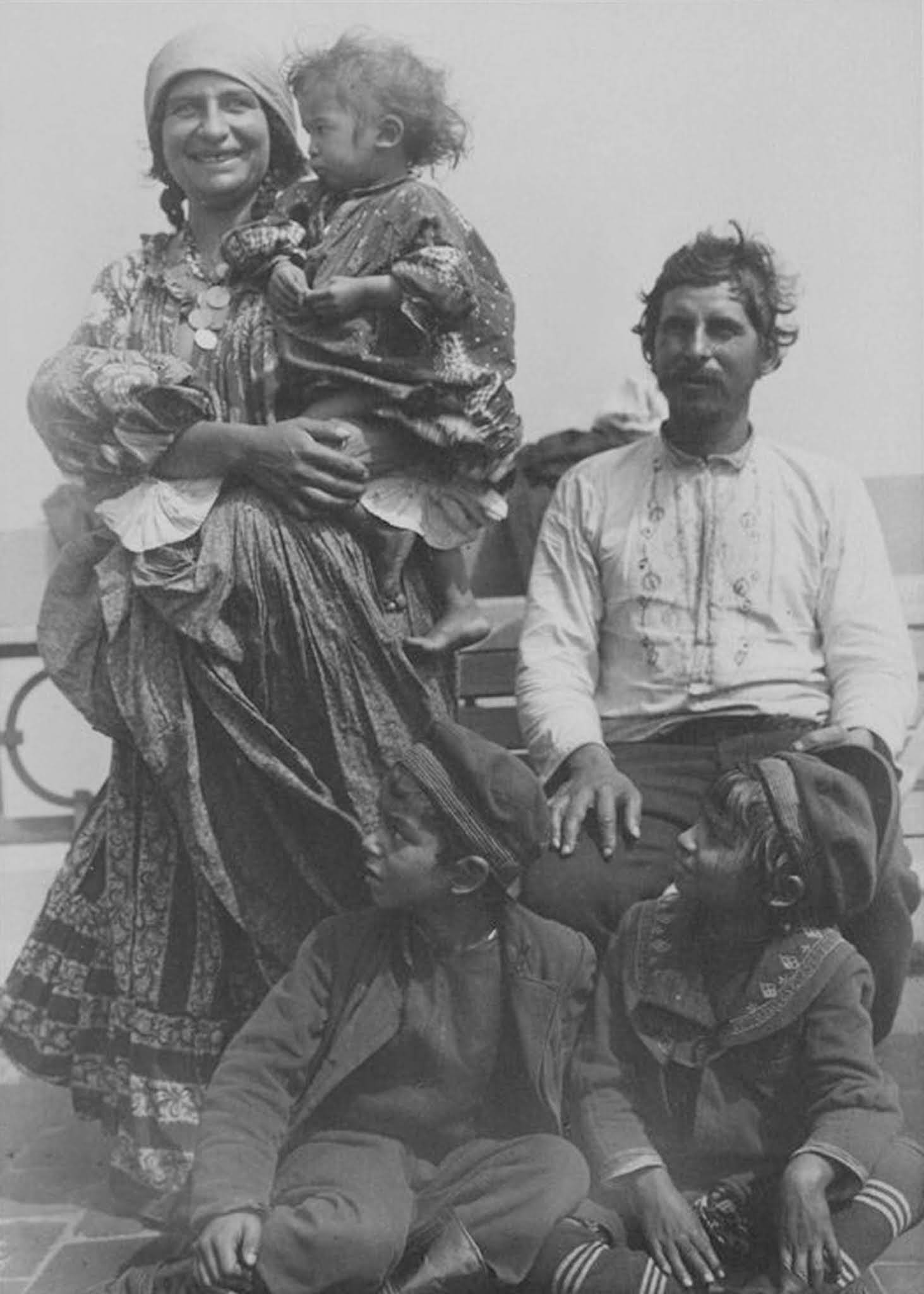Gypsy family.” 1910.