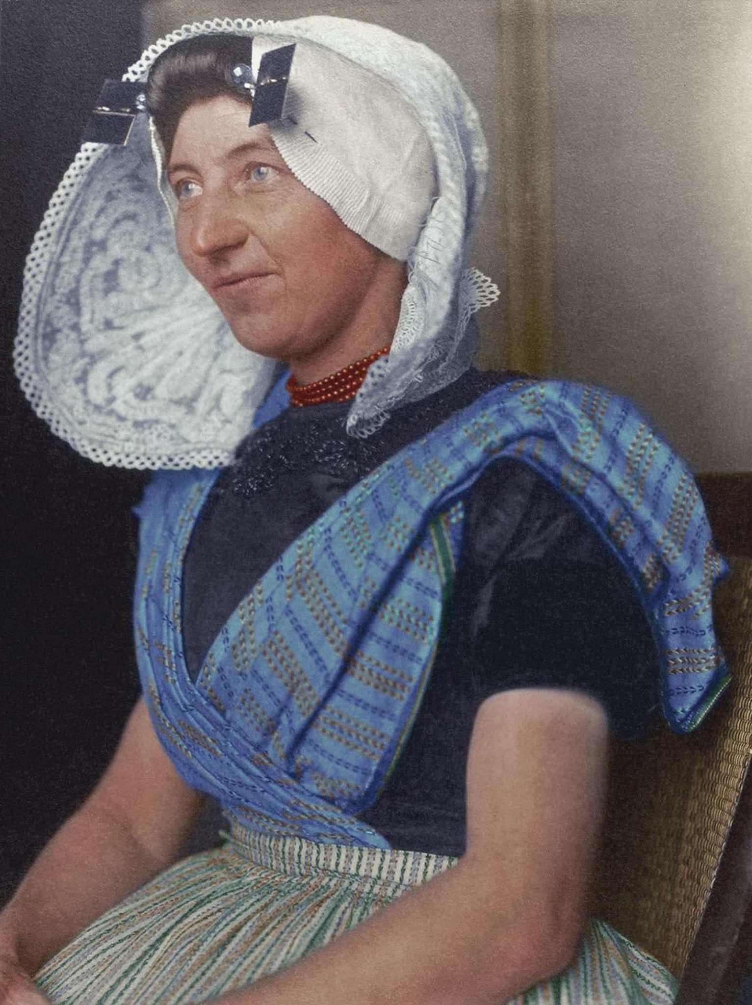 Dutch woman.” The large bonnet, which is arguably one of the most recognizable aspects of Dutch traditional dress, was usually made of white cotton or lace and sometimes had flaps or wings, and often came with a cap. The rest of the costume, like so many others, came in distinctly regional variation