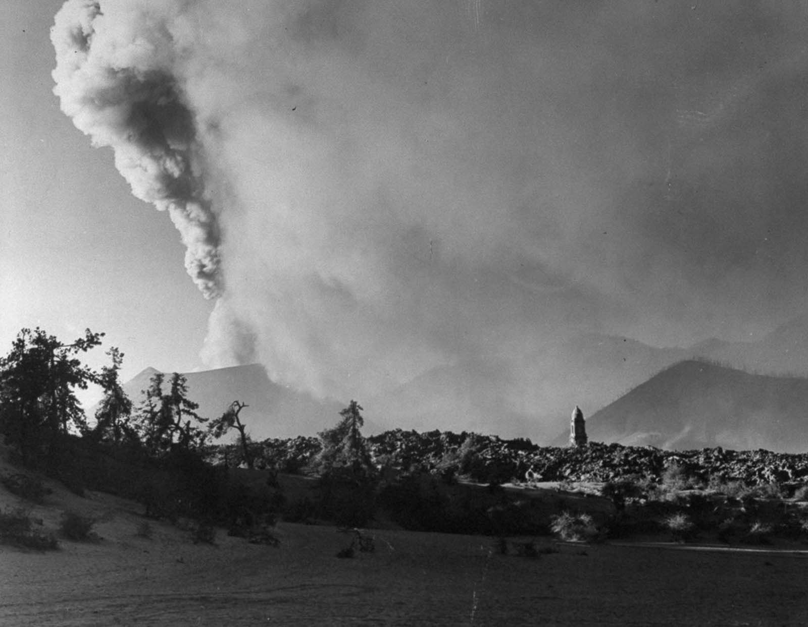 Rare Photos Documenting the Eruption of Parícutin volcano in 1943