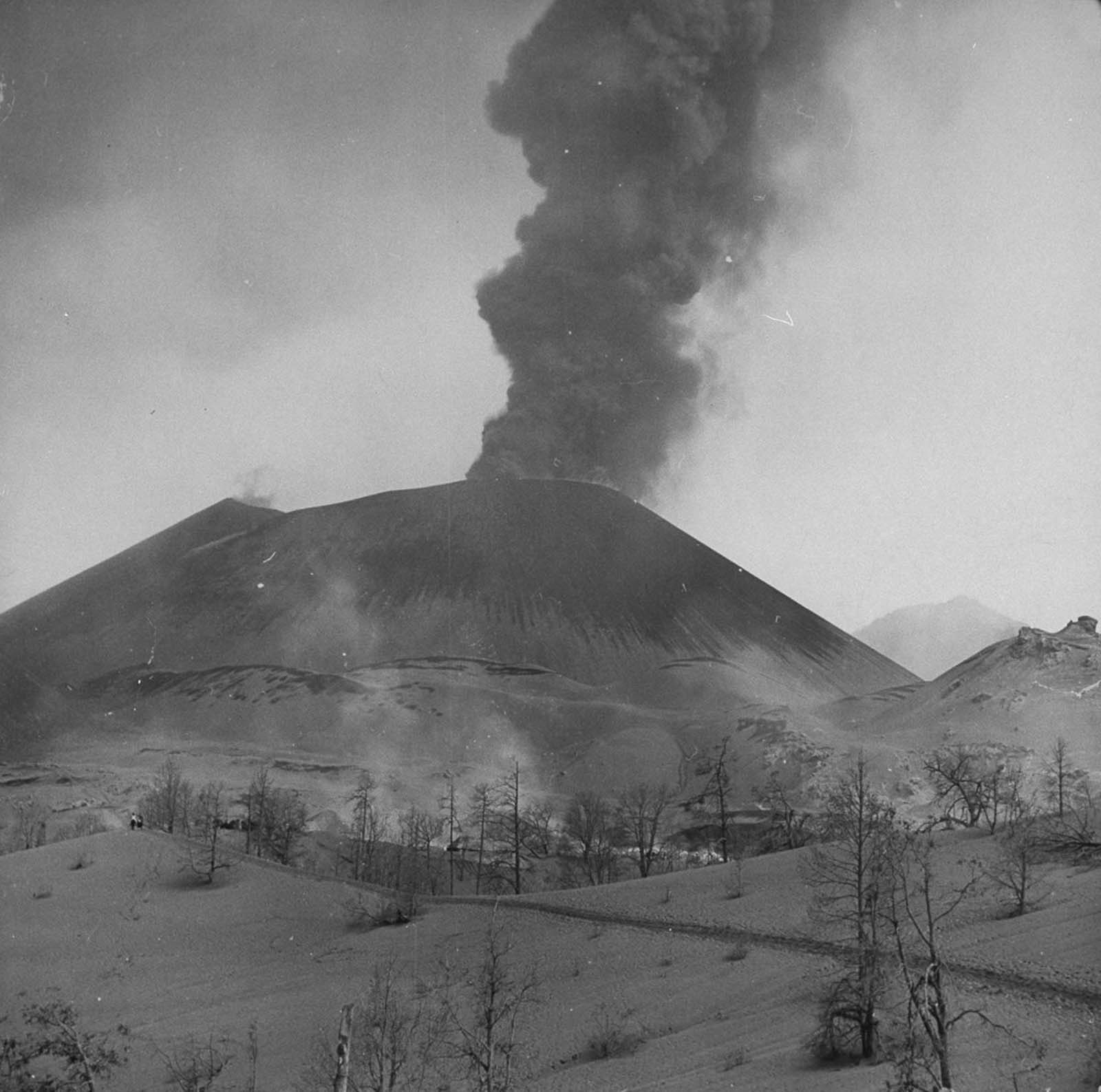 Rare Photos Documenting the Eruption of Parícutin volcano in 1943