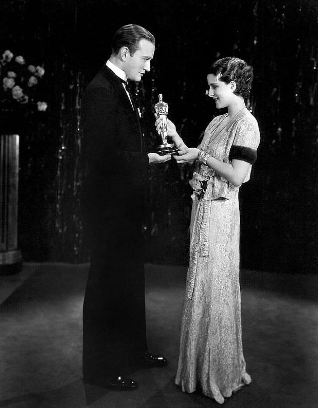Vice president of the Academy of Motion Picture Arts and Science, Conrad Nigel, presents the Oscar to actress Norma Shearer, 1929