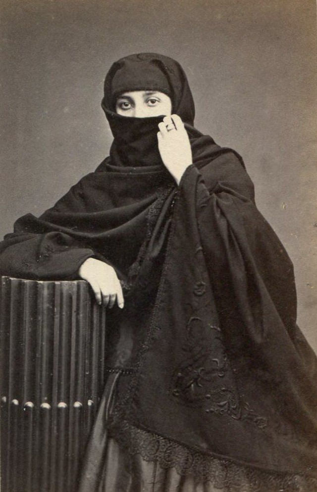 Las Tapadas Limenas: The Mysterious Women of Lima, Peru Who Veiled Everything but One Eye from the Late 19th Century