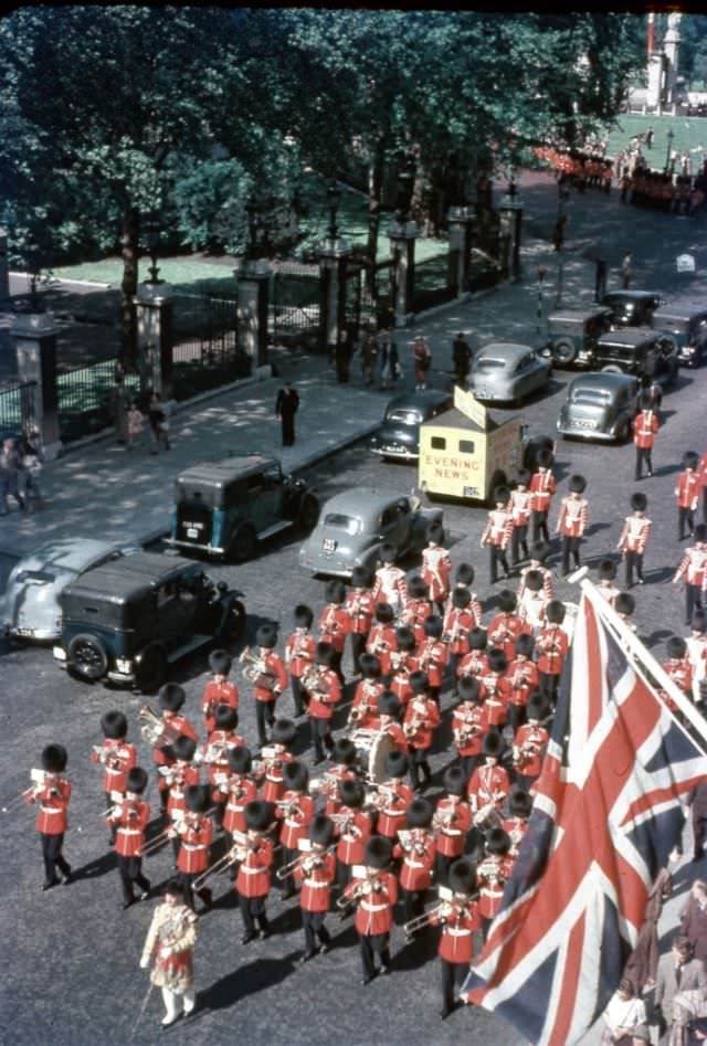 Buckingham Gate looking towards Spur Road and Birdcage Walk.