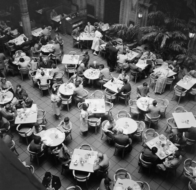 Diners eat lunch in an open courtyard in Mexico City.