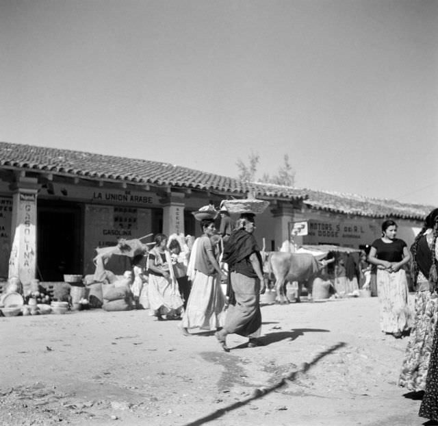 Local women carries items on her head from the local market in Tehuantepec.