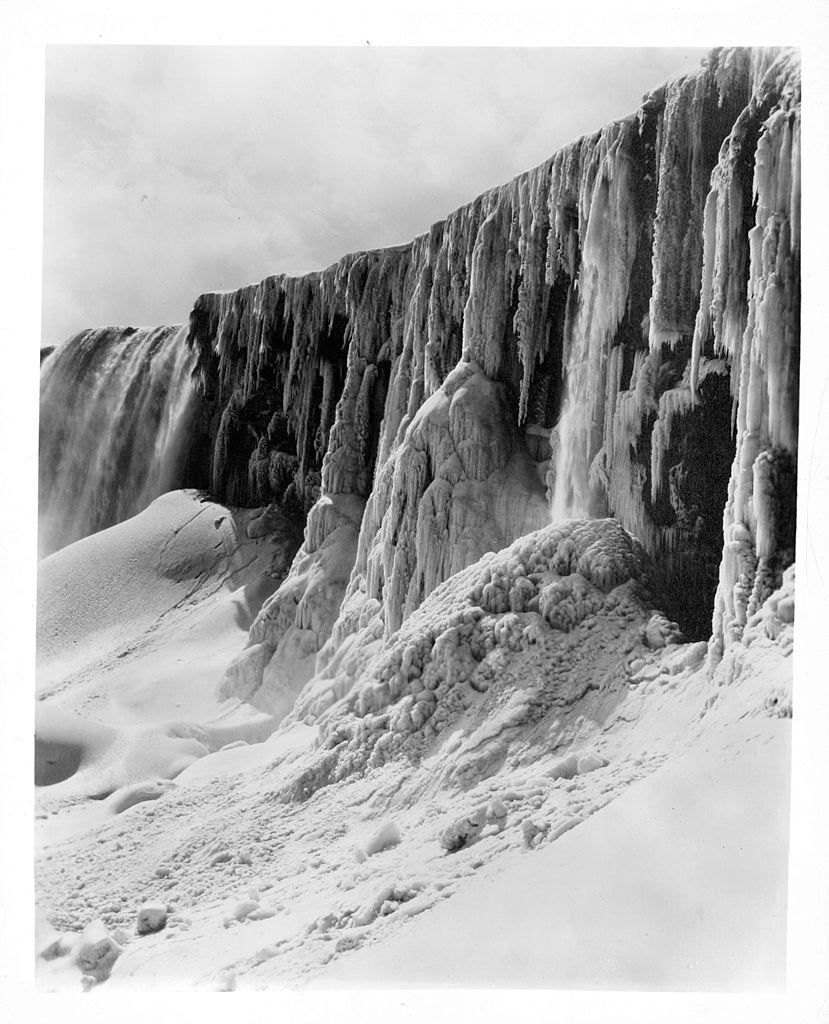 Frozen Niagara Falls, New York, 1913.