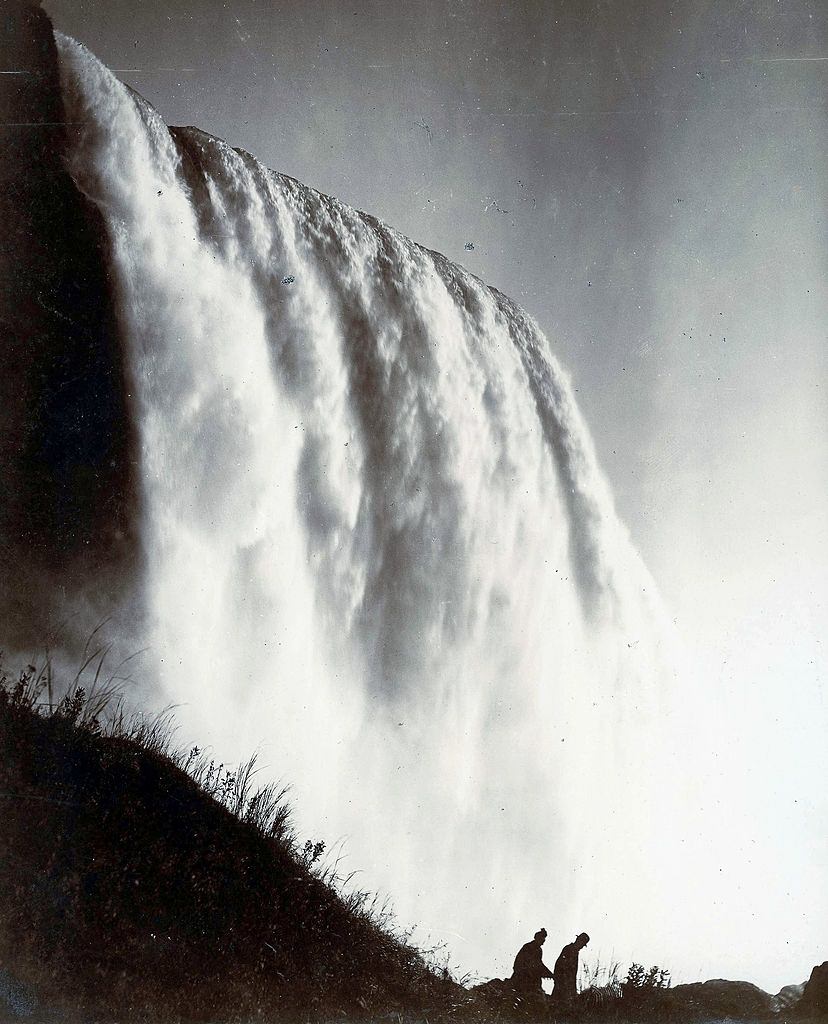 A spectacular picture of the Niagara falls from the American side, 1920.