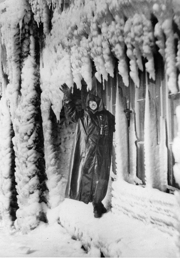 An icy house near the Niagara Falls, 1930.