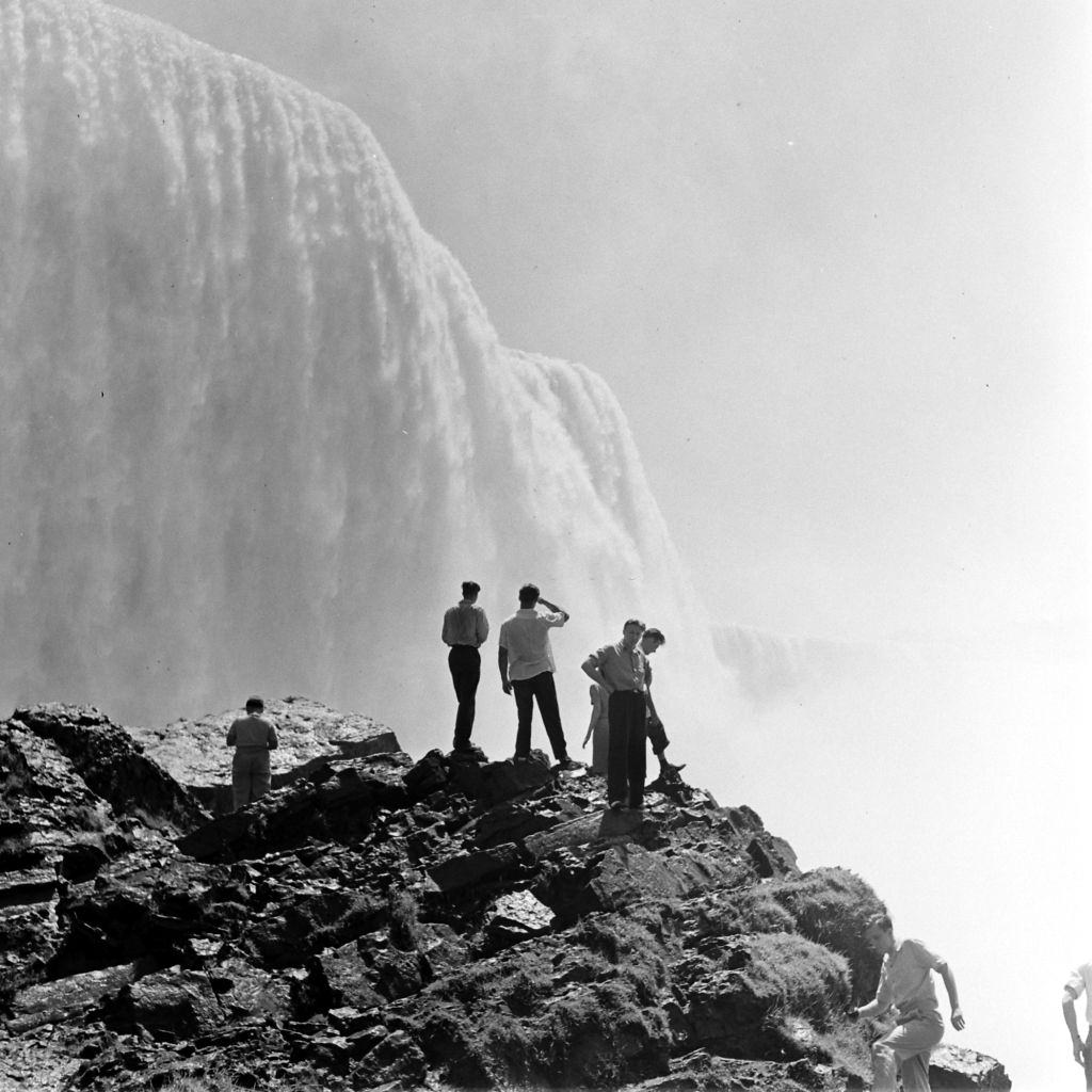 People watching the waterfalls in Niagara Falls, 1940.