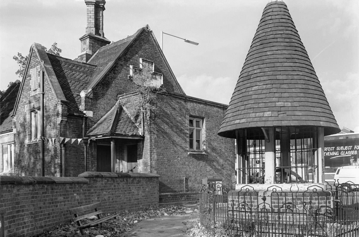 The Old Well, Philip Lane, High Rd, Tottenham, Haringey 1989