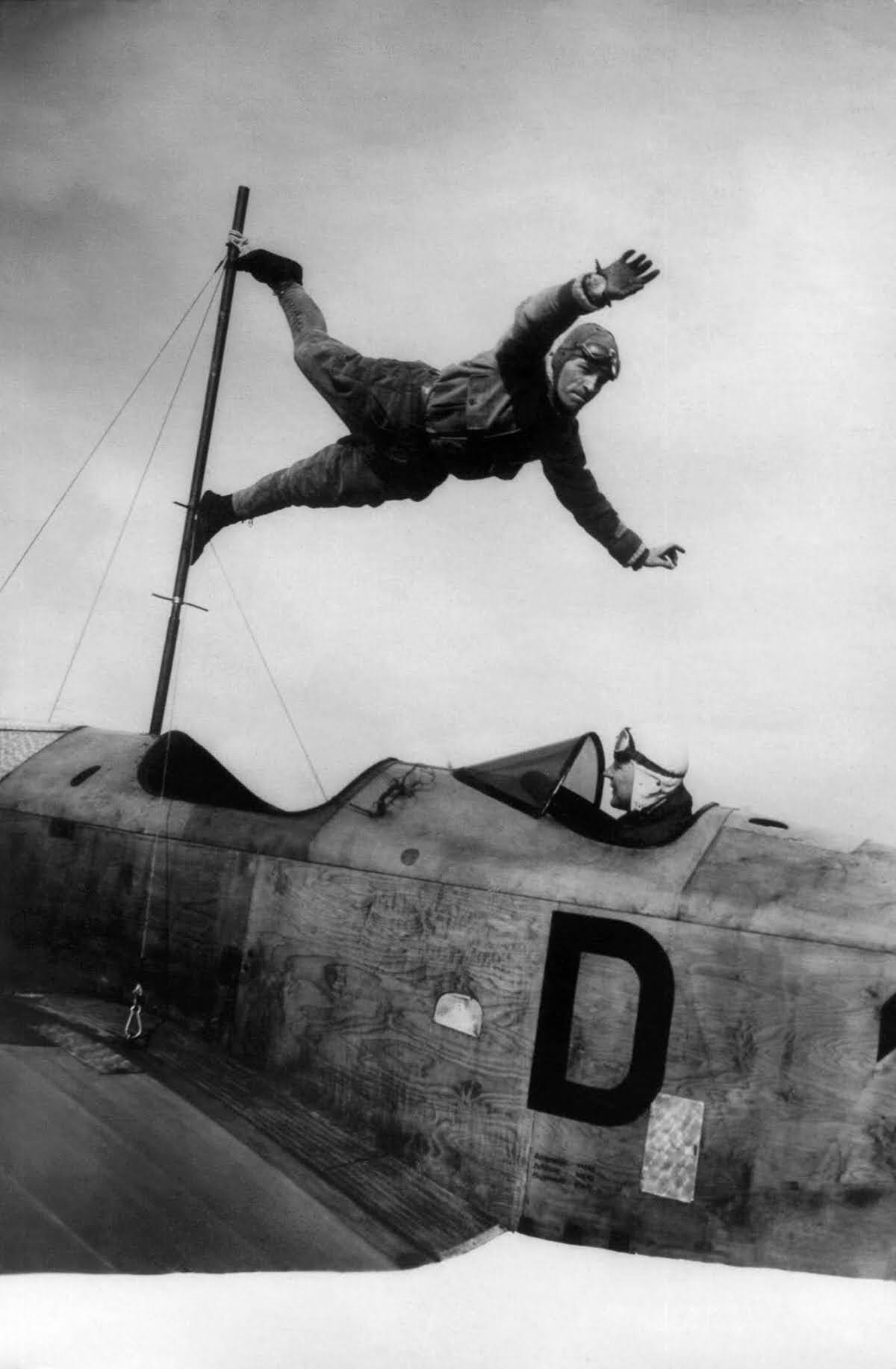 Richard Schindler practices a trick on a Klemp plane piloted by Richard Perlia, 1927.