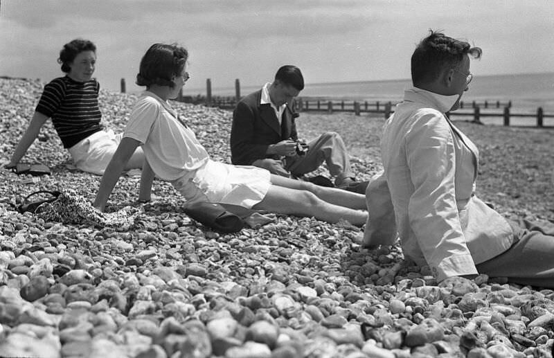 Fascinating Vintage Photos Show Women's Beachwear Styles of the 1930s