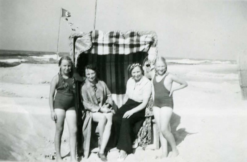 Fascinating Vintage Photos Show Women's Beachwear Styles of the 1930s