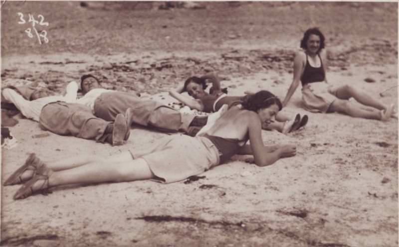 Fascinating Vintage Photos Show Women's Beachwear Styles of the 1930s