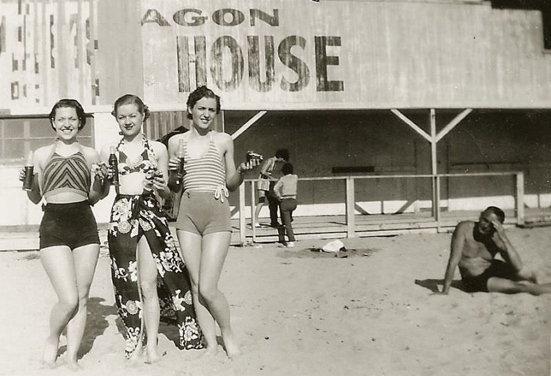 Fascinating Vintage Photos Show Women's Beachwear Styles of the 1930s