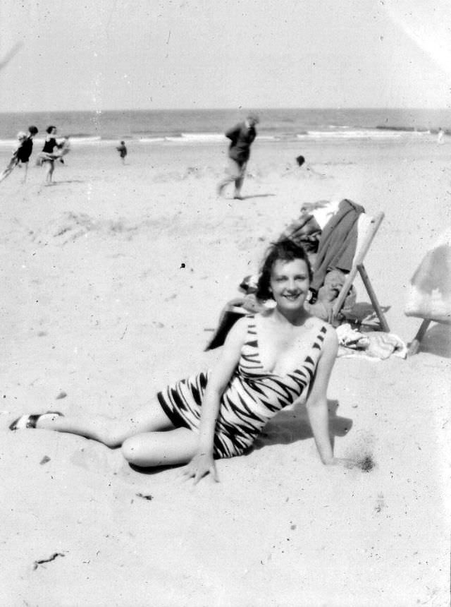 Fascinating Vintage Photos Show Women's Beachwear Styles of the 1930s