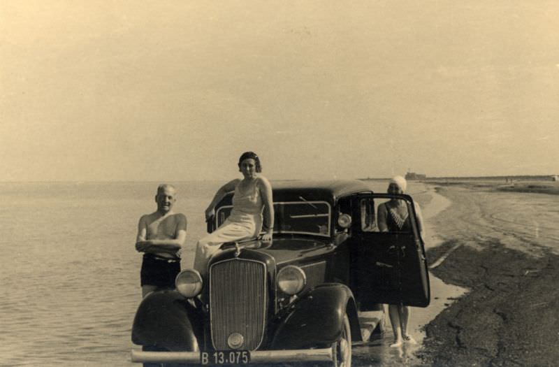 Fascinating Vintage Photos Show Women's Beachwear Styles of the 1930s