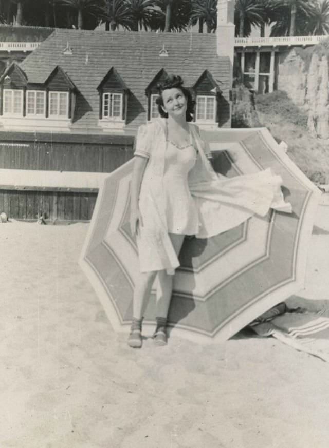 Fascinating Vintage Photos Show Women's Beachwear Styles of the 1930s