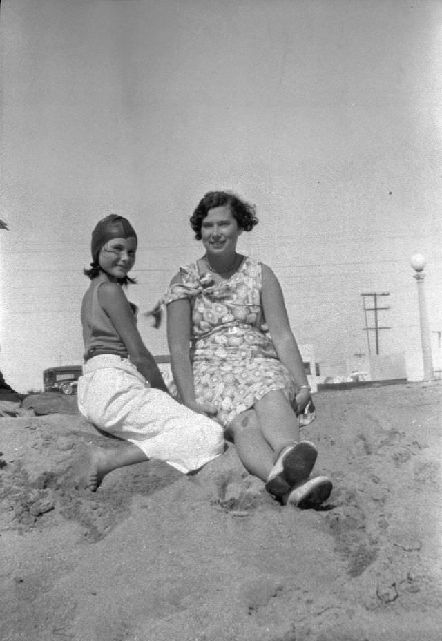 Fascinating Vintage Photos Show Women's Beachwear Styles of the 1930s