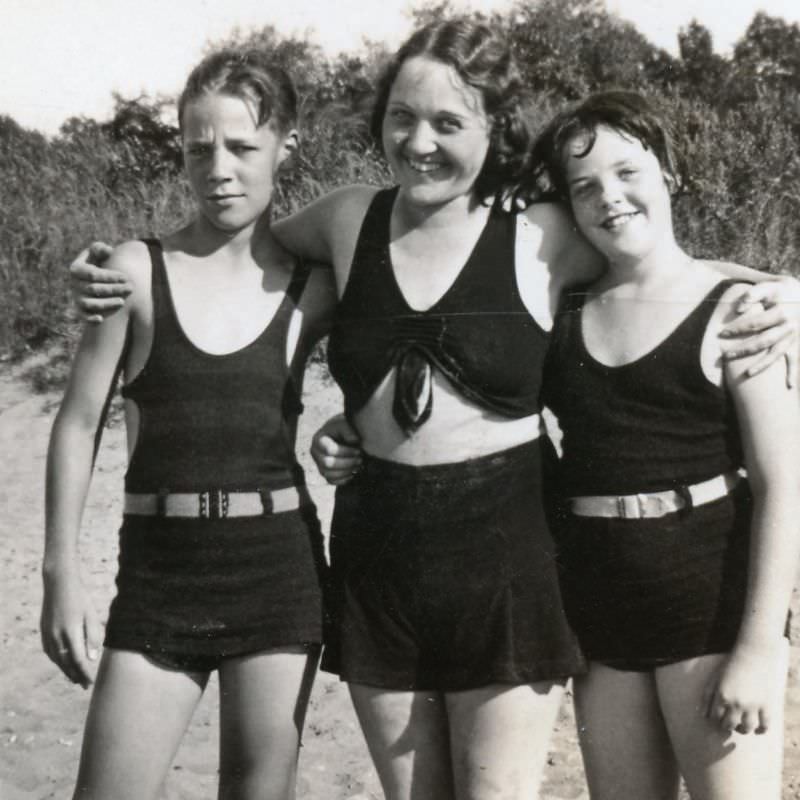 Fascinating Vintage Photos Show Women's Beachwear Styles of the 1930s