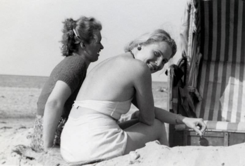 Fascinating Vintage Photos Show Women's Beachwear Styles of the 1930s