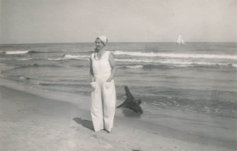 Fascinating Vintage Photos Show Women's Beachwear Styles of the 1930s