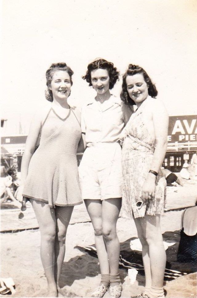 Fascinating Vintage Photos Show Women's Beachwear Styles of the 1930s