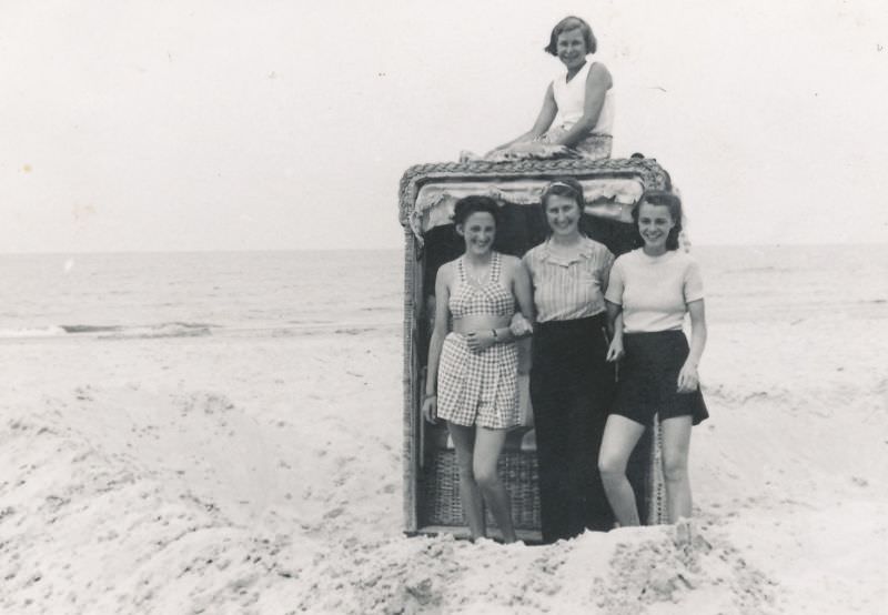 Fascinating Vintage Photos Show Women's Beachwear Styles of the 1930s