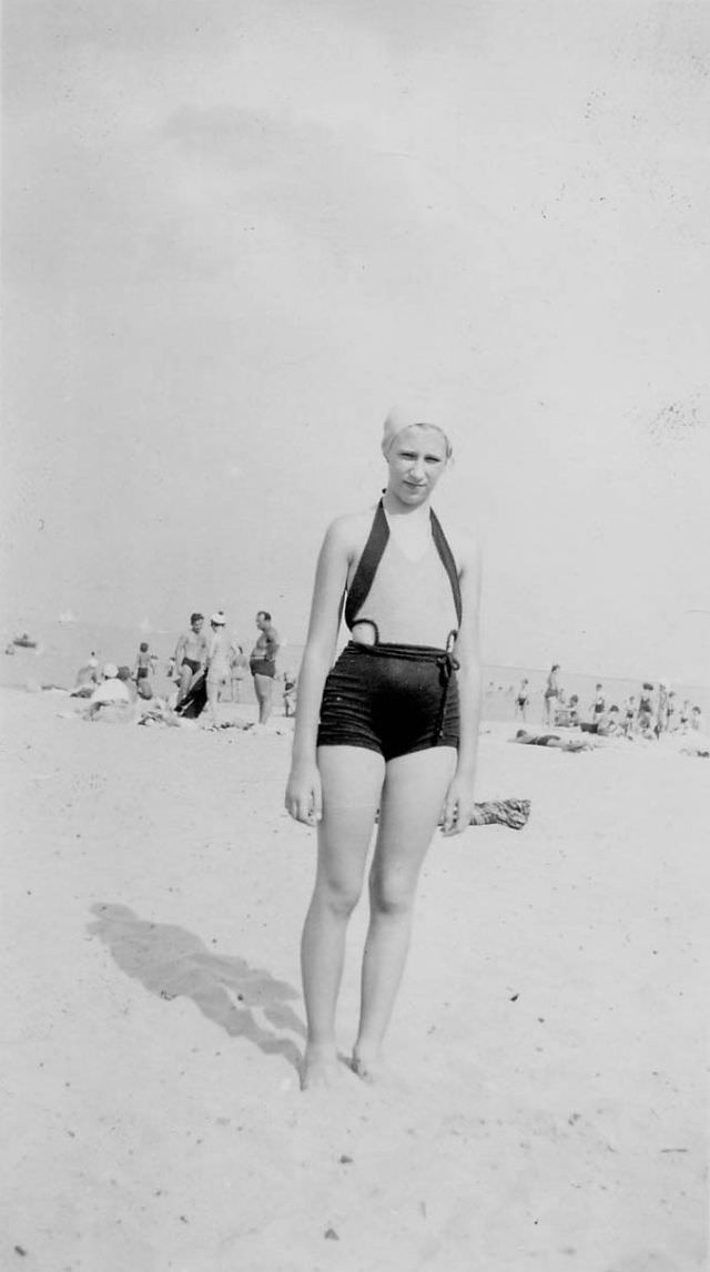 Fascinating Vintage Photos Show Women's Beachwear Styles of the 1930s