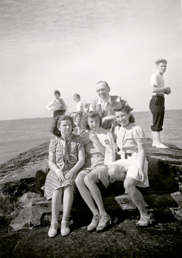 Fascinating Vintage Photos Show Women's Beachwear Styles of the 1930s