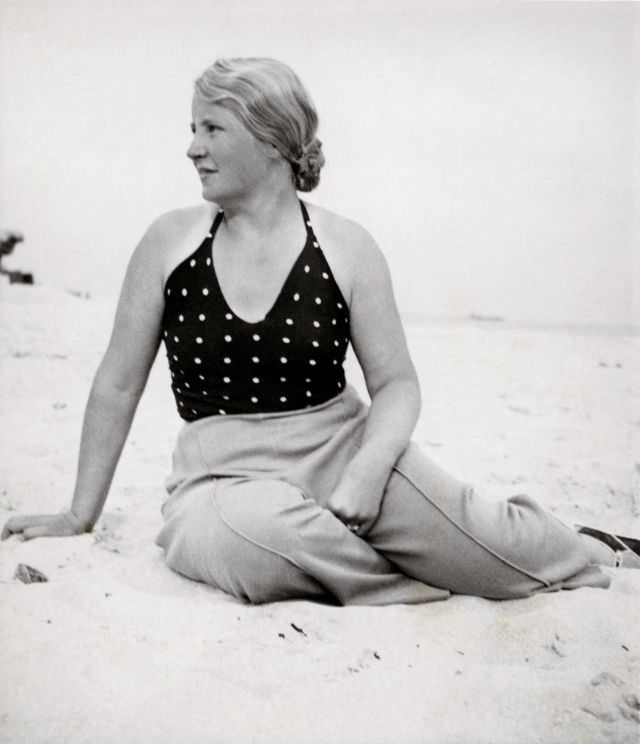 Fascinating Vintage Photos Show Women's Beachwear Styles of the 1930s