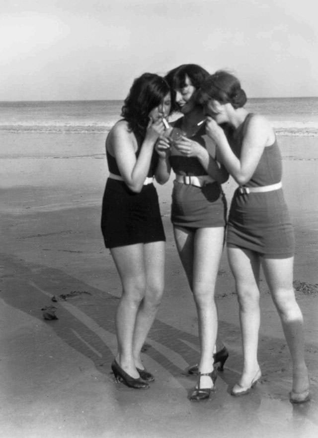 Fascinating Vintage Photos Show Women's Beachwear Styles of the 1930s