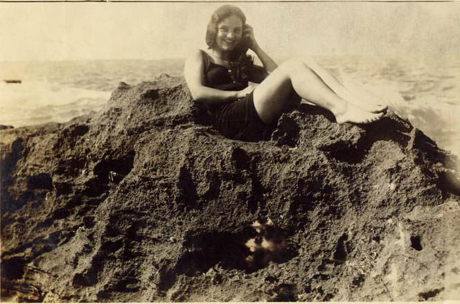 Fascinating Vintage Photos Show Women's Beachwear Styles of the 1930s