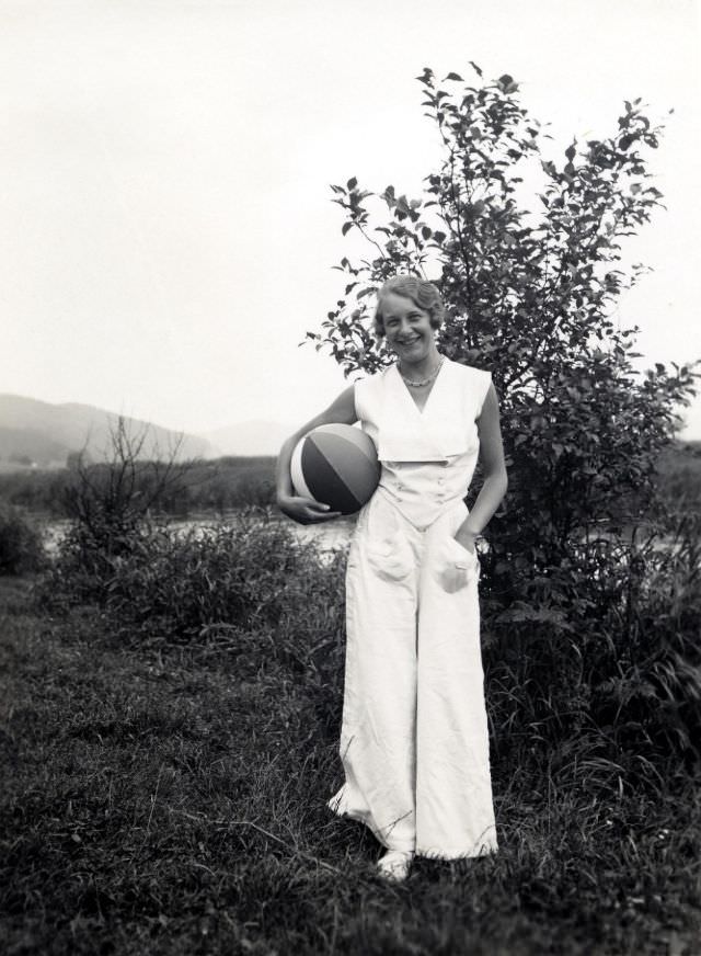 Fascinating Vintage Photos Show Women's Beachwear Styles of the 1930s