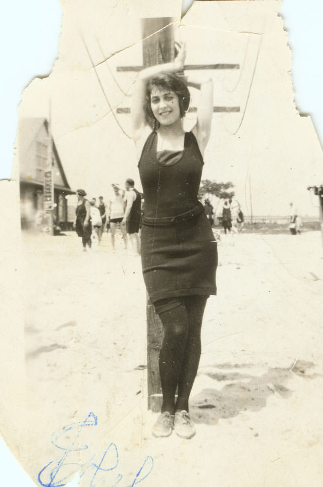 Fascinating Vintage Photos Show Women's Beachwear Styles of the 1930s