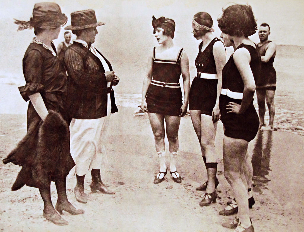 Fascinating Vintage Photos Show Women's Beachwear Styles of the 1930s