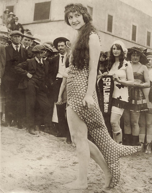 Fascinating Vintage Photos Show Women's Beachwear Styles of the 1930s