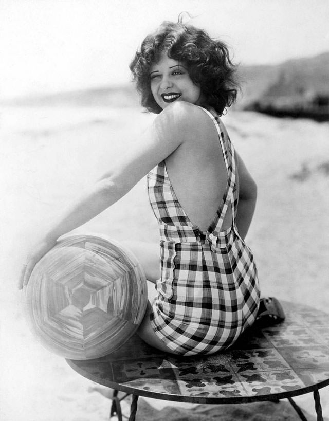 Fascinating Vintage Photos Show Women's Beachwear Styles of the 1930s