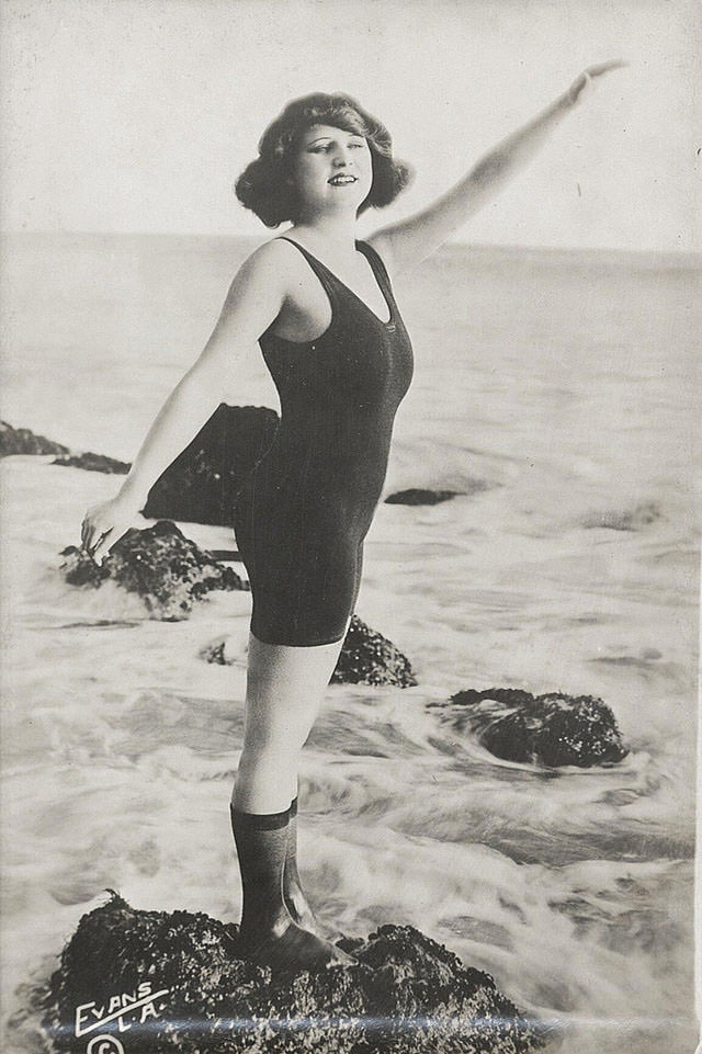 Fascinating Vintage Photos Show Women's Beachwear Styles of the 1930s