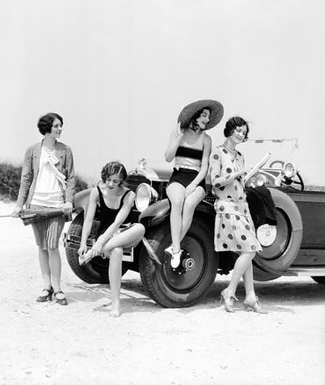 Fascinating Vintage Photos Show Women's Beachwear Styles of the 1930s