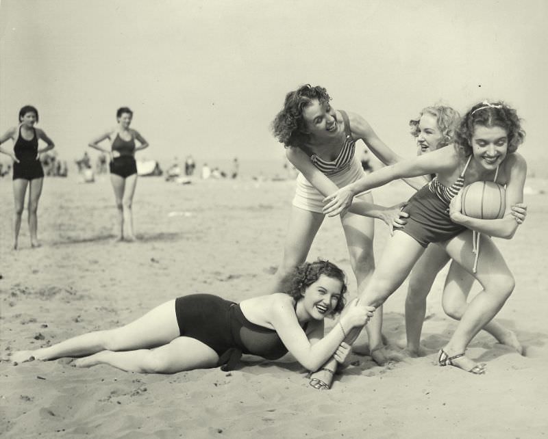 Fascinating Vintage Photos Show Women's Beachwear Styles of the 1930s