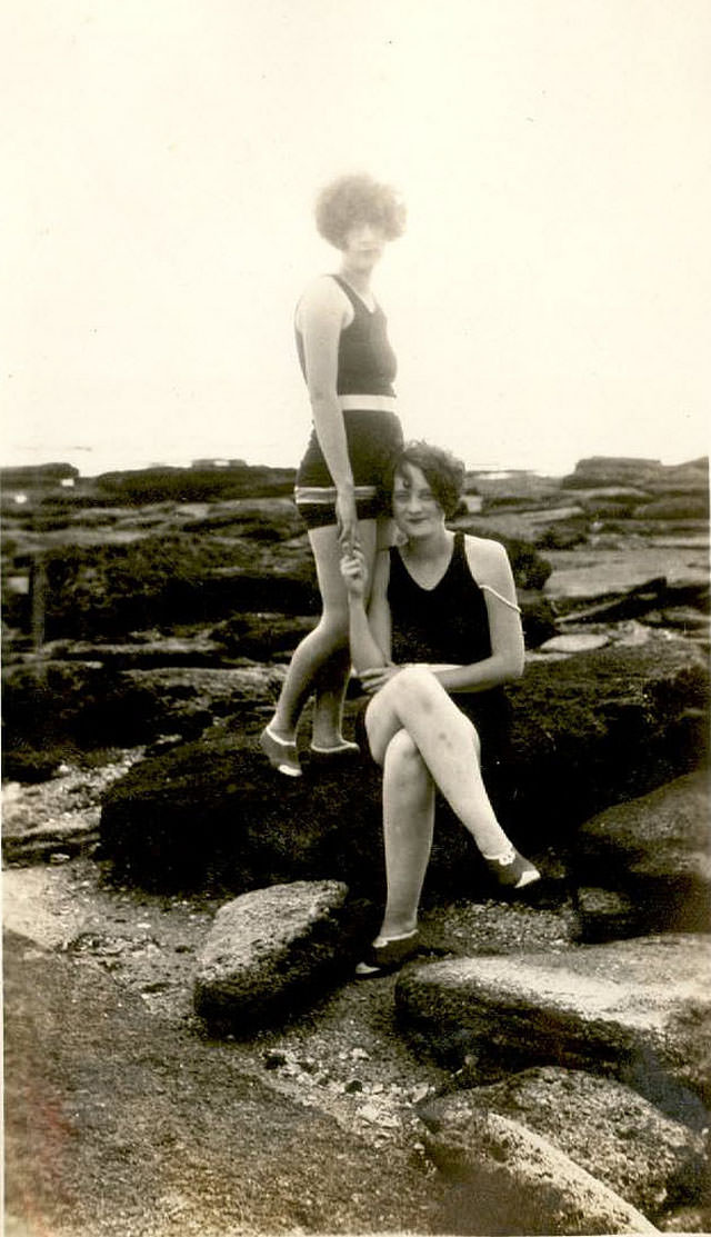 Fascinating Vintage Photos Show Women's Beachwear Styles of the 1930s