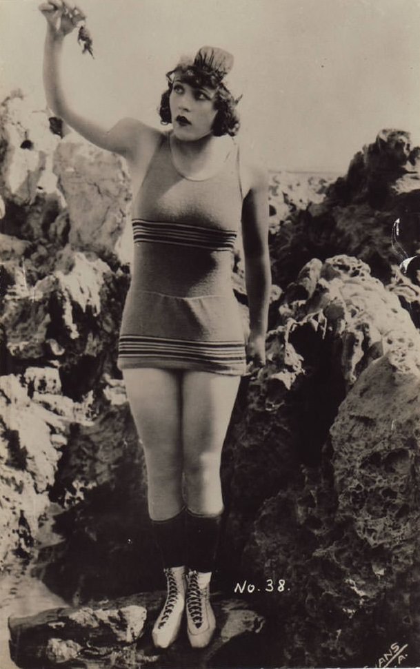 Fascinating Vintage Photos Show Women's Beachwear Styles of the 1930s