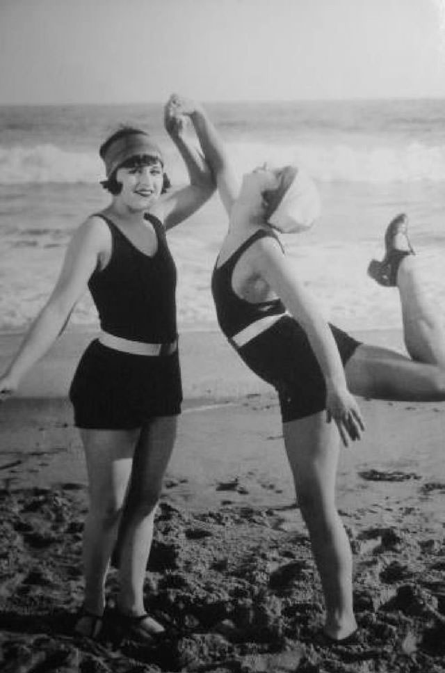 Fascinating Vintage Photos Show Women's Beachwear Styles of the 1930s