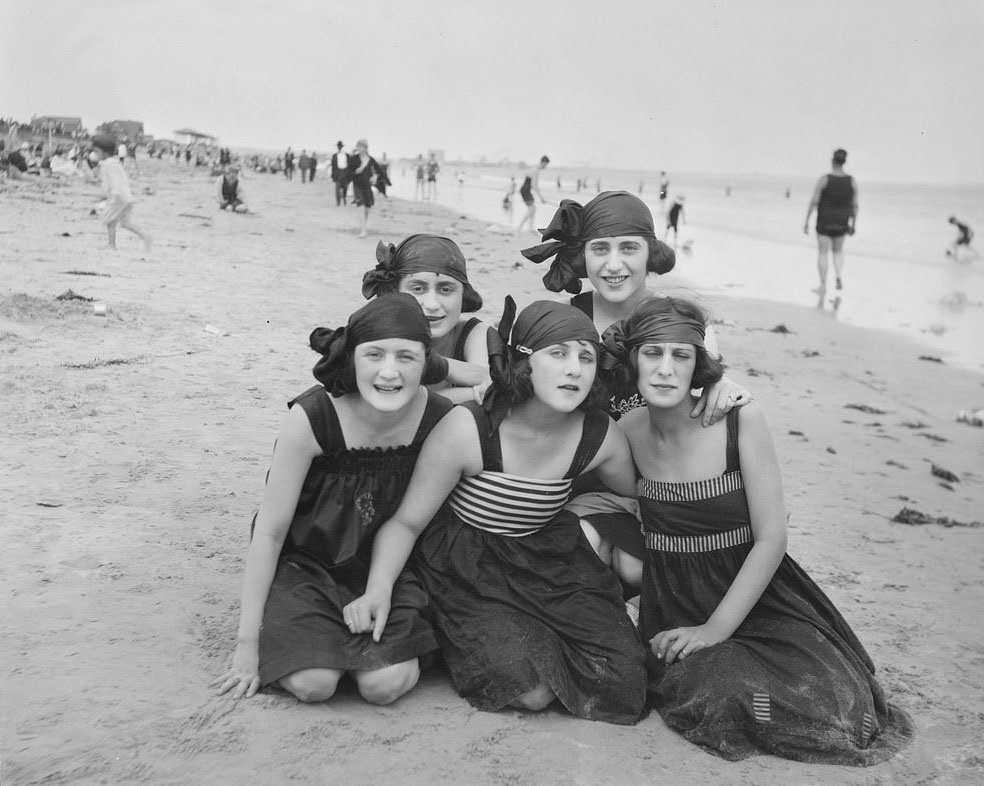 Fascinating Vintage Photos Show Women's Beachwear Styles of the 1930s