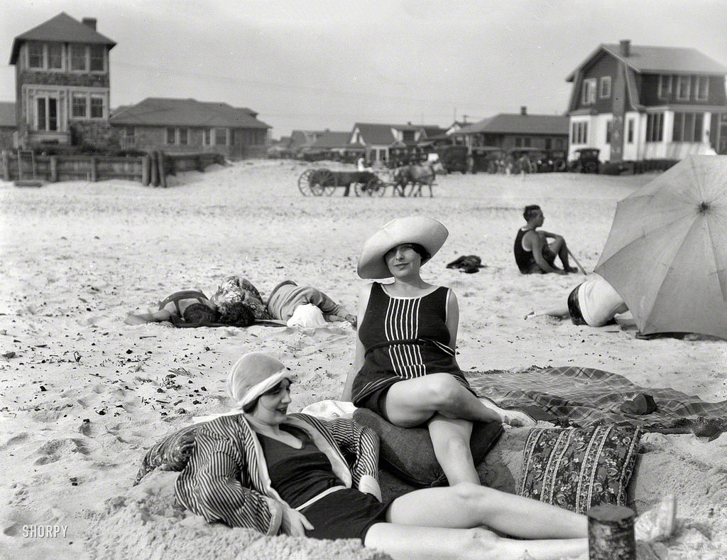 Fascinating Vintage Photos Show Women's Beachwear Styles of the 1930s