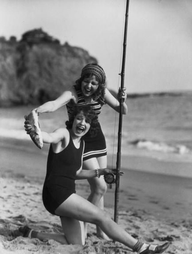 Fascinating Vintage Photos Show Women's Beachwear Styles of the 1930s