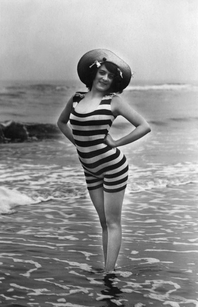 Fascinating Vintage Photos Show Women's Beachwear Styles of the 1930s