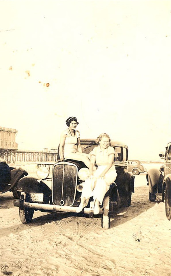 Fascinating Vintage Photos Show Women's Beachwear Styles of the 1930s