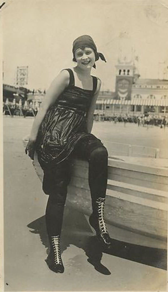 Fascinating Vintage Photos Show Women's Beachwear Styles of the 1930s